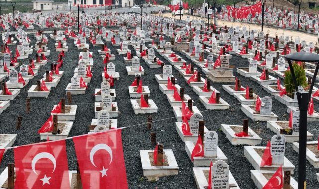 Hatayda deprem mezarlığı bayraklarla donatıldı