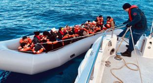 İzmir açıklarında 53 düzensiz göçmen yakalandı