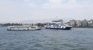İzmir'de arabalı vapur seferlerine fırtına engeli