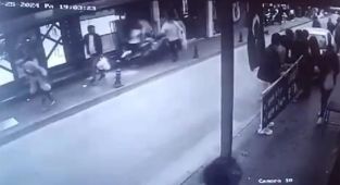 İzmirde motosiklet kaldırımda yürüyenlerin arasına daldı