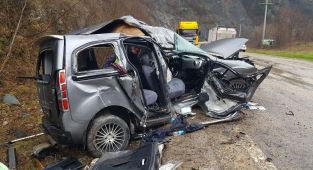 Karabük'te cenazeye giderken kaza yapan hafif ticari araçtaki 2 kişi öldü