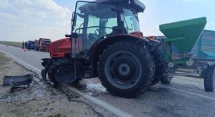 Konya'da traktörle otomobil çarpıştı: 2 ölü, 3 yaralı