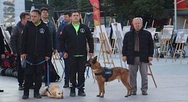 Manisa'da depremde kaybedilen vatandaşlar anıldı