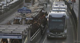 Metrobüste düşerek omurgasını kıran yolcu, şoföre dava açtı