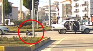 Otomobilin kapısı açılınca çocuk yola düştü