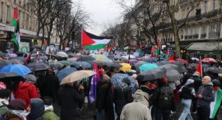 Parisliler yağmura rağmen Gazze için yürüdü