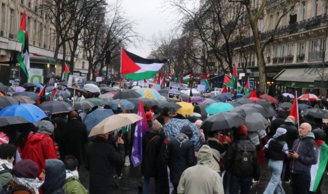 Parisliler yağmura rağmen Gazze için yürüdü