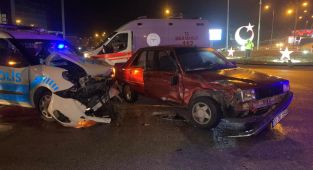 Polis aracı ile otomobil çarpıştı: 4 yaralı
