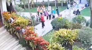 Poz verdikleri sırada balkon çöktü: 13 yaralı