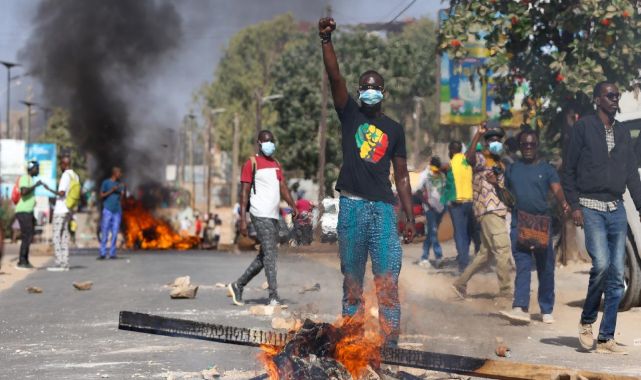Senegal'de cumhurbaşkanı seçiminin ertelenmesi sokakları karıştırdı