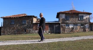 Terk edilmiş köyde tek başına yaşıyor