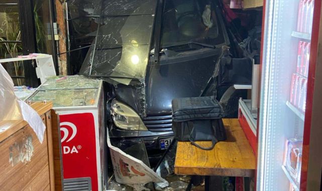 Üsküdar'da araç kafeye daldı