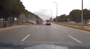 Yoldan çıkan araç bariyerlere böyle çarptı