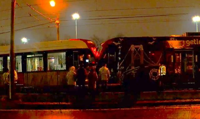 Zeytinburnu'nda iki tramvay çarpıştı
