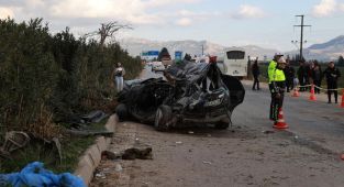 Adana'da otomobille işçi servisi çarpıştı: 2 ölü, 14 yaralı