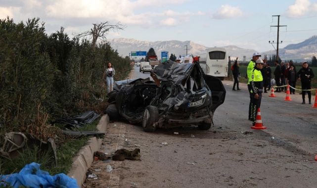 Adana'da otomobille işçi servisi çarpıştı: 2 ölü, 14 yaralı