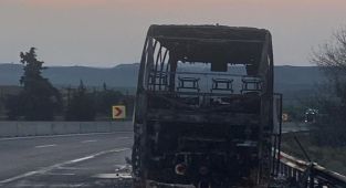 Adana'da yolcu otobüsünde çıkan yangın söndürüldü