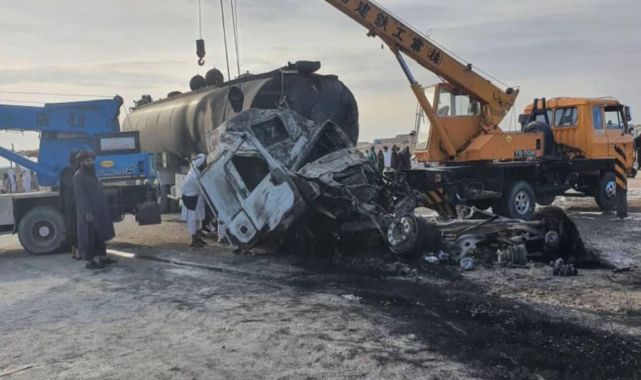 Afganistanda otobüs yakıt tankerine çarptı: 21 ölü, 38 yaralı