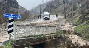 Akarsuyun taşmasıyla kapanan Şırnak Uludere kara yolu yeniden açıldı