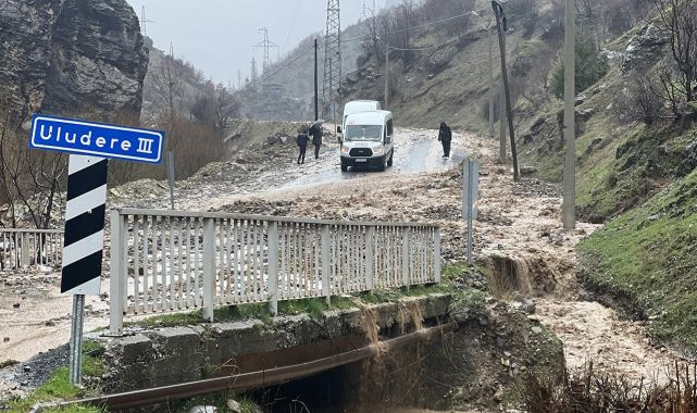 Akarsuyun taşmasıyla kapanan Şırnak Uludere kara yolu yeniden açıldı