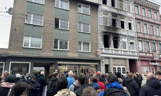 Almanya'da kundaklama sonucu çıkan yangında ölenler anıldı