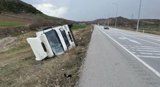 Amasyada devrilen kamyondaki 3 kişi yaralandı