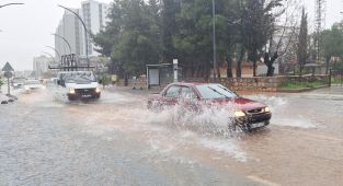 Antalya'da sağanak ve fırtına etkili oluyor