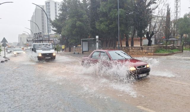 Antalya'da sağanak ve fırtına etkili oluyor