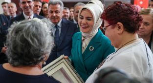 Bakan Göktaş İzmir'de huzurevini ziyaret etti