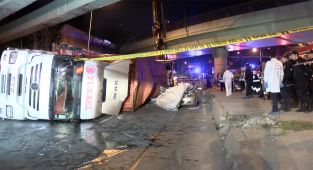 Bakırköy'de devrilen tırın şoförü uyarıları dikkate almamış