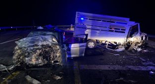 Bingöl'de otomobil ile kamyonet çarpıştı: 3 ölü