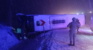 Bingöl'de yolcu otobüsü devrildi: 18 yaralı