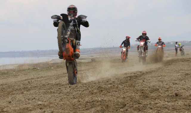 Burdur Gölü'nün kuruyan alanları ekstrem sporlara ev sahipliği yapıyor