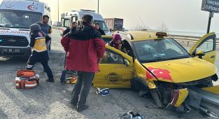 Cenazeden dönenleri taşıyan taksi bariyerlere çarptı: 4 yaralı
