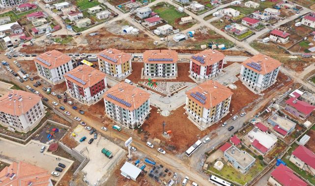 Deprem konutlarının anahtar teslimi sürüyor