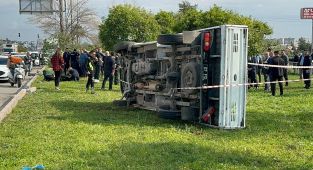 Devrilen kamyonetteki infaz koruma memuru yaşamını yitirdi