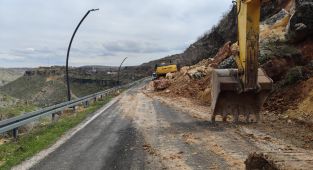 Diyarbakır'da peygamber kabirlerinin bulunduğu ziyaret yolunda toprak kayması