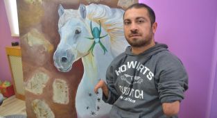 Elleri olmayan Muhammer öğretmen çizdiği resimlerle öğrencilerine ilham veriyor