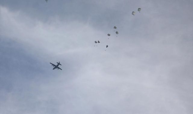 Gazzeye havadan indirilen yardım kutuları sivillerin üzerine düştü, ölü ve yaralılar var