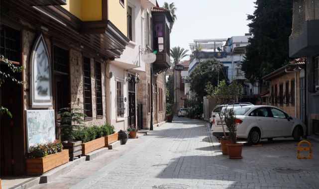 Geceleri nüfusu on binleri geçen mahallede 83 seçmen oy kullanacak
