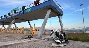 Gişelere çarpan otomobilin sürücüsü ağır yaralandı