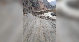 Hakkari'de sağanak sebebiyle yol çöktü