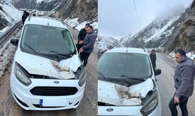 Hakkari'de seyir halindeki aracın üzerine kaya düştü