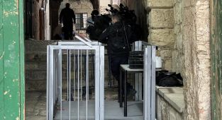 İsrail, Mescidi Aksa'nın kapılarına demir bariyerler kurdu