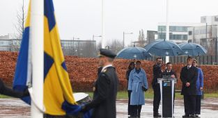 İsveç bayrağı NATO karargahında göndere çekildi