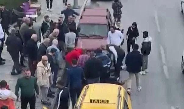 İzmir’de trafikte tartışma silahlı kavgaya döndü: 2 yaralı