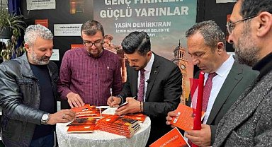 İzmir'de bağımsız genç başkandan imza günü