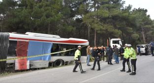 İzmir'de belediye otobüsü tırla çarpıştı: 1 ölü, 4 yaralı