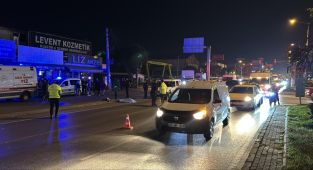 İzmir'de otomobil yayalara çarptı: 1 ölü, 1 yaralı