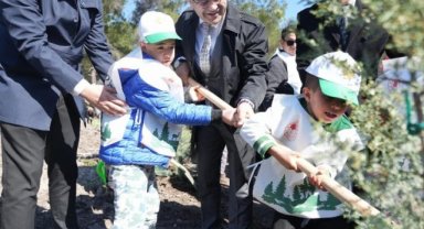 İzmir'de özel çocuklar fidan dikti